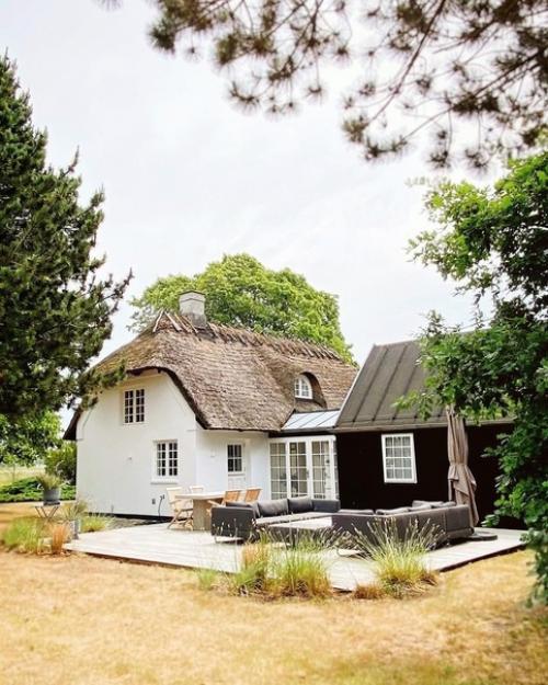 Аккуратные дачные домики на границе леса, с жизнерадостным светлым интерьером в скандинавском стиле и со старинной мебелью. 03