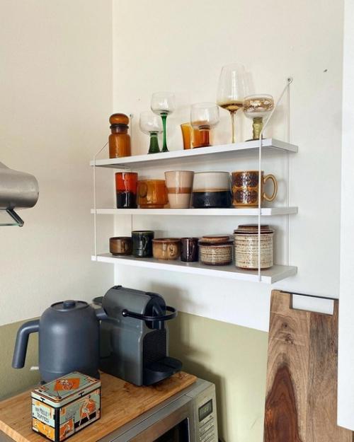 Эта небольшая кухонная зона, объединенная с обеденной, - часть кухни - гостиной. 01