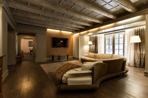 В Новосибирске продают дизайнерский коттедж с бегемотами за 40 миллионов. 02