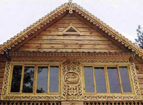 Как украшали дома на Руси. Резьба на Руси.
Традиция украшать дома резьбой возникла на Руси, вероятно, еще в языческие времена.