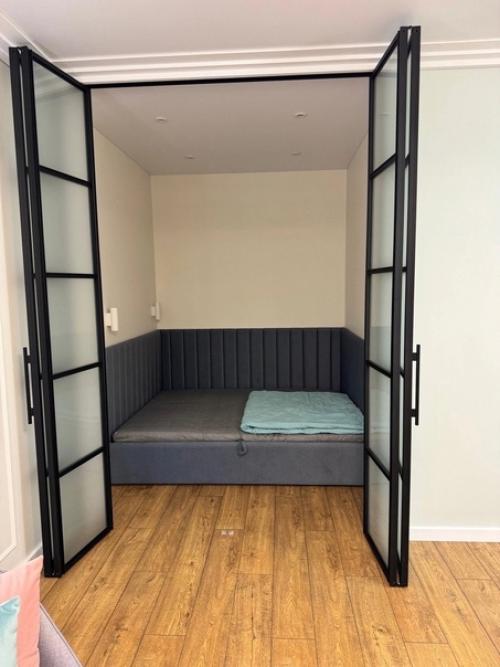 Когда за окном твоего жилого комплекса яблоневый сад, то и интерьер квартиры должен располагать к релаксу. 03