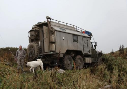 Переделал военный Урал в автодом с шикарным интерьером и путешествует с собакой. 01