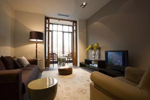 Квартира площадью 85 м 2, расположенная в старинной части Барселоны, всего в нескольких шагах от архитектуры гауди. 02