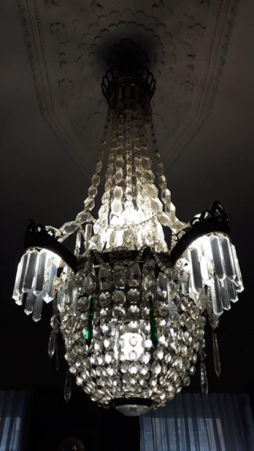 Зеленый хрусталь люстры в старинном интерьере. 02