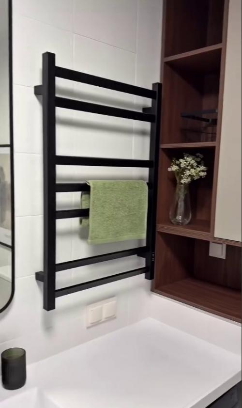 Оцените современный светлый дизайн квартиры с акцентом на зелёный цвет. 06