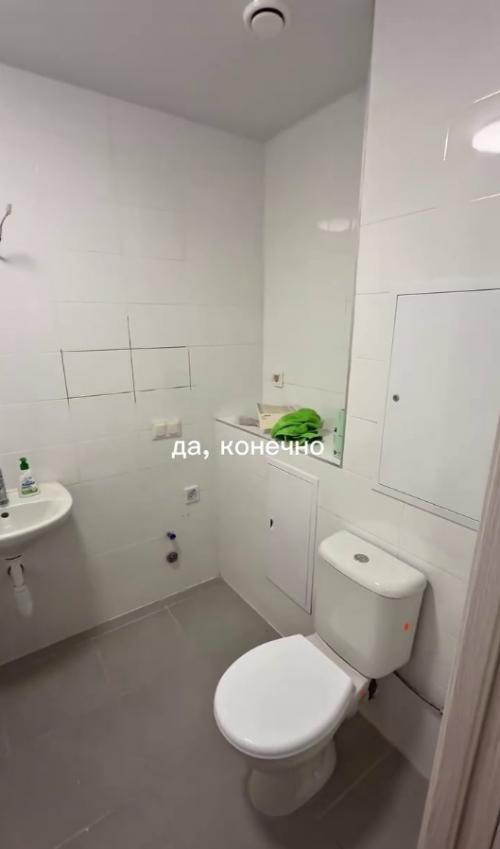 Оцените современный светлый дизайн квартиры с акцентом на зелёный цвет. 01