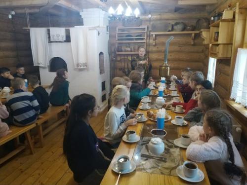 14 ноября учащиеся 1-б и 4-б классов посетили музей истории русского купечества - усадьба Байбаковых. 01