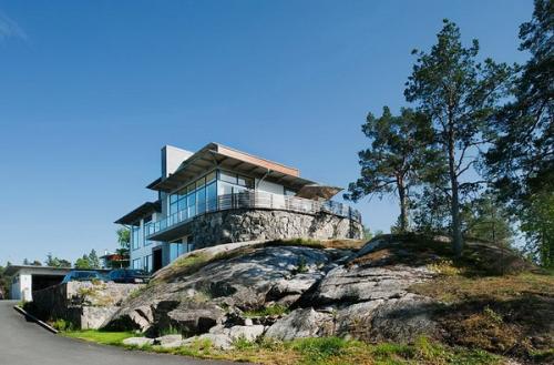 Дом для большой семьи в духе минимализма.
