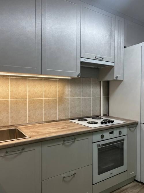 Освежили интерьер кухни гарнитуром с фасадами под металл. 01