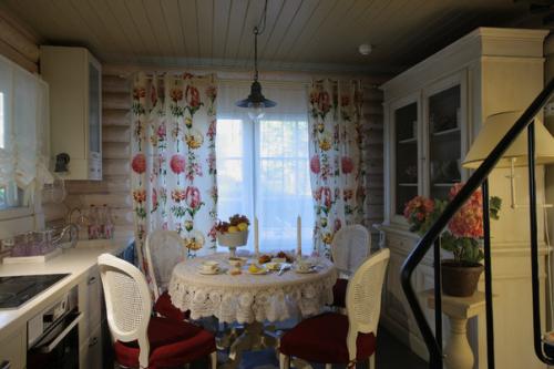 В качестве фона для ярких цветов выступает благородный оттенок слоновой кости: в нем выдержаны стены, пол, потолок и практически вся мебель. 05