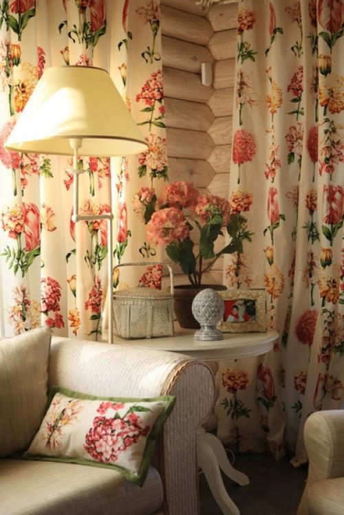 В качестве фона для ярких цветов выступает благородный оттенок слоновой кости: в нем выдержаны стены, пол, потолок и практически вся мебель. 01