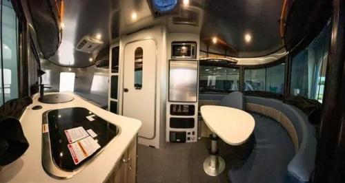 Стильно отправляйтесь на природу с этим исключительным туристическим прицепом 2021 Airstream Basecamp 20x. 01