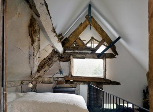 Кейт Дарби и Дэвид Коннор создали оригинальный дом, соединив в нем часть старого коттеджа 18 века с новой основой. 03