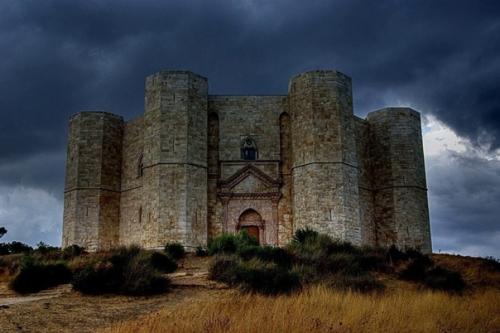 Из сети:   Кастель - дель - монте - самый таинственный замок Европы. 02