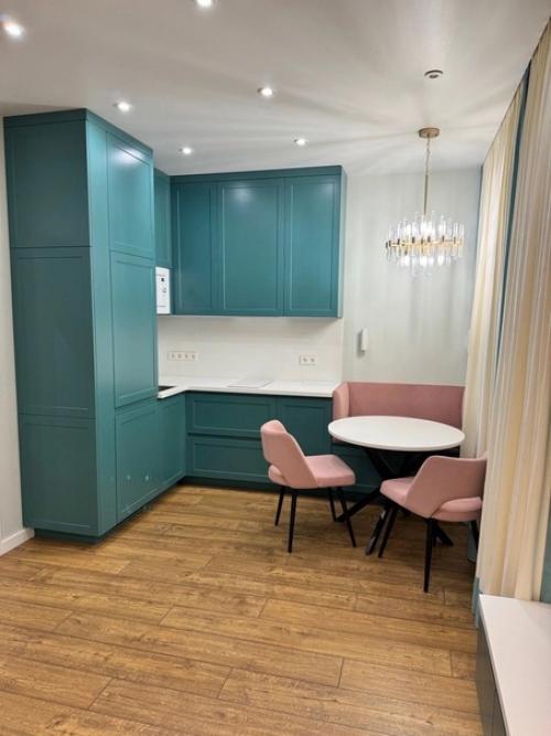 Когда за окном твоего жилого комплекса яблоневый сад, то и интерьер квартиры должен располагать к релаксу. 01