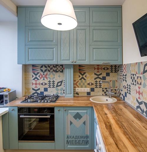 Кухня убедительно доказывает, что даже при небольших размерах помещения (1900*1900) можно позволить себе элегантную и комфортную кухню. 03