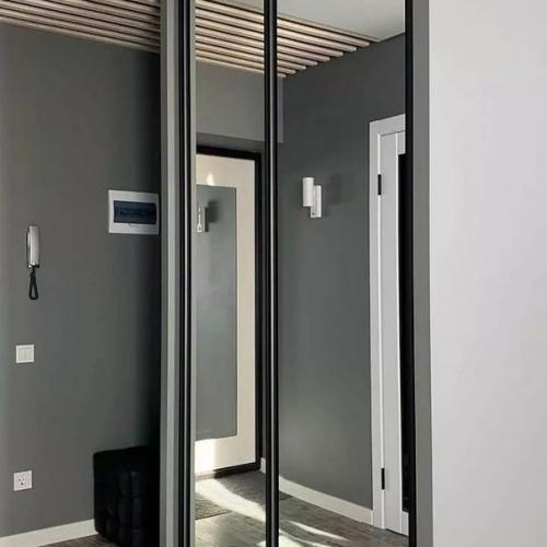 Стильный дизайн квартиры в темно-серых оттенках. 01