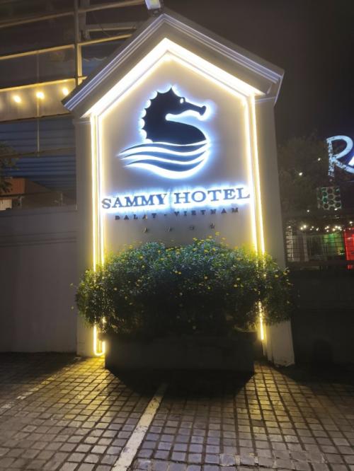Первый день экскурсии закончился и вечером нас заселили в гостиницу Sammy Hotel в центре Далата. 04