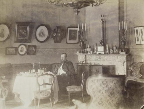 17 ноября, согласно народным поверьям, принято было сидеть дома, не покидать жилище, чтобы не встретиться с нечистой силой. 05