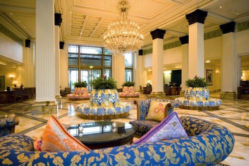 От версаче открылся в Дубае. 01