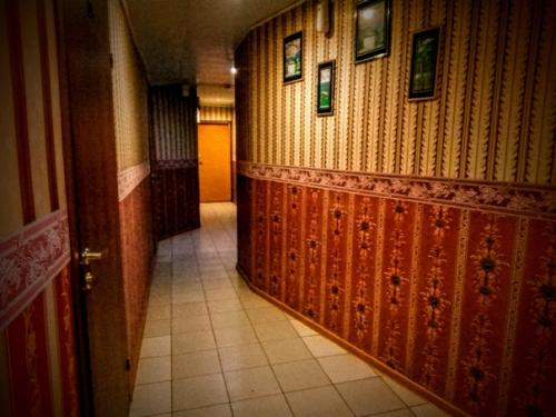 Поселился в гостинице с интерьерами из фильма What we do in the Shadows. 02