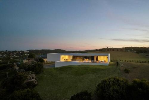 Уникальный минималистский дом с консолью. 07