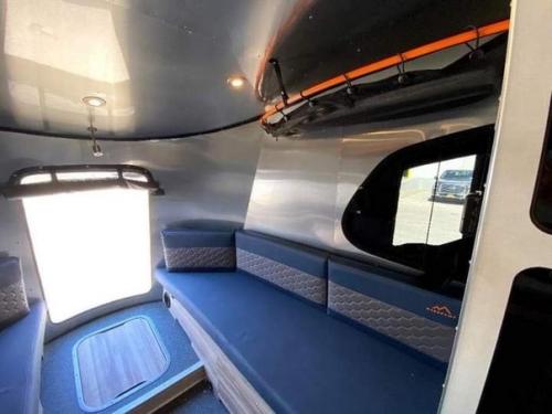 Стильно отправляйтесь на природу с этим исключительным туристическим прицепом 2021 Airstream Basecamp 20x. 06