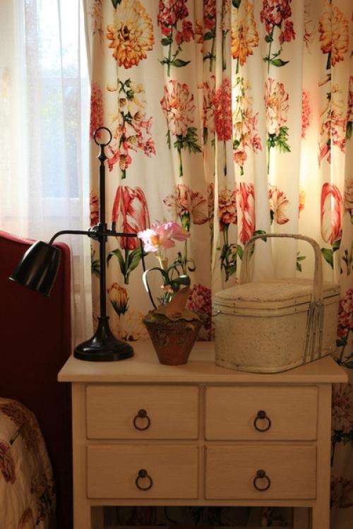 В качестве фона для ярких цветов выступает благородный оттенок слоновой кости: в нем выдержаны стены, пол, потолок и практически вся мебель. 02