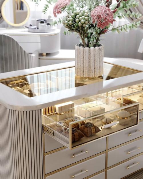 Давно у нас не было просторных гардеробных: чтобы у обуви и сумок отдельные полки, и остров посередине. 06