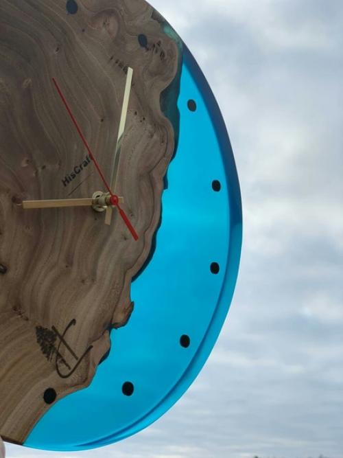 Часы из массива и эпоксидной смолы большой популярностью пользуются. 01