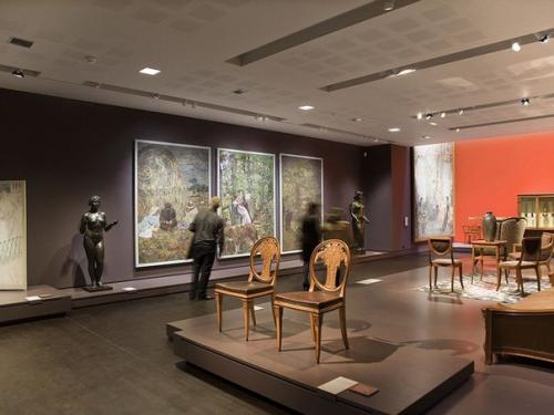 На левом берегу Сены, через реку от легендарного лувра, расположился третий по популярности музей Парижа - музей орсе. 02