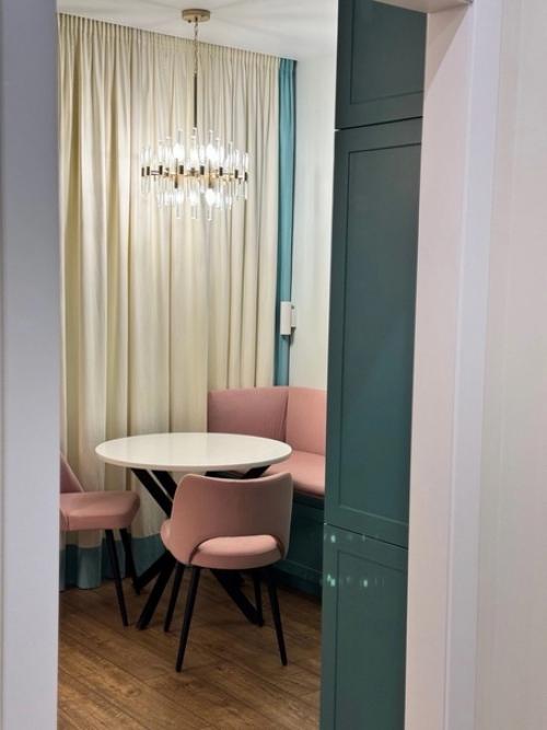 Когда за окном твоего жилого комплекса яблоневый сад, то и интерьер квартиры должен располагать к релаксу. 02