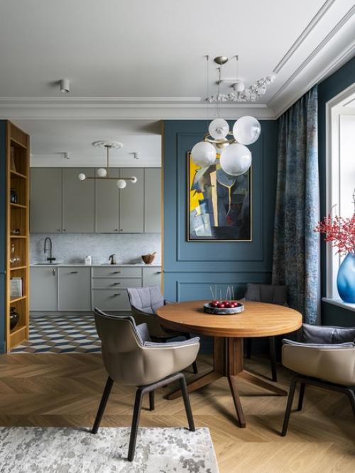 Цвет и искусство стали главными составляющими интерьера этой квартиры. 02