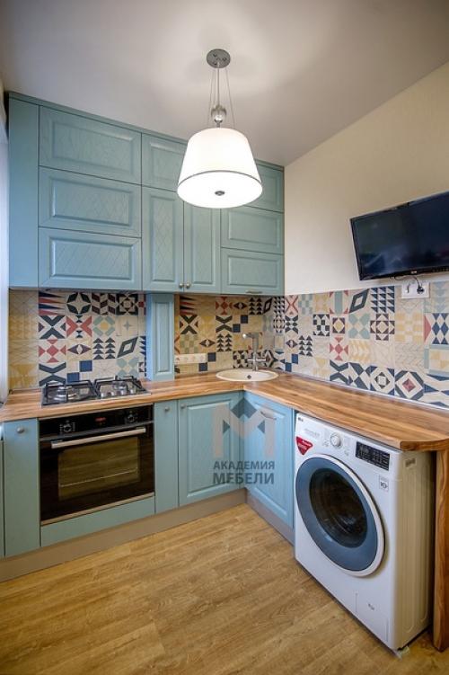 Кухня убедительно доказывает, что даже при небольших размерах помещения (1900*1900) можно позволить себе элегантную и комфортную кухню. 04