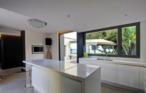 Дизайн виллы был завершен в 2012 году и имеет только высококачественные материалы. 06