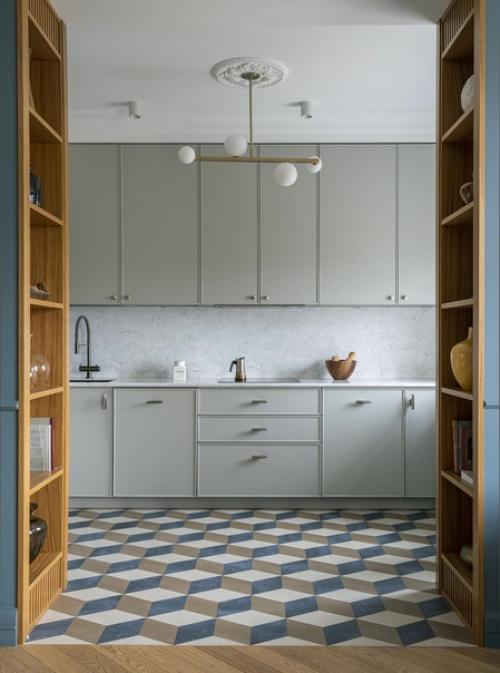 Цвет и искусство стали главными составляющими интерьера этой квартиры. 01