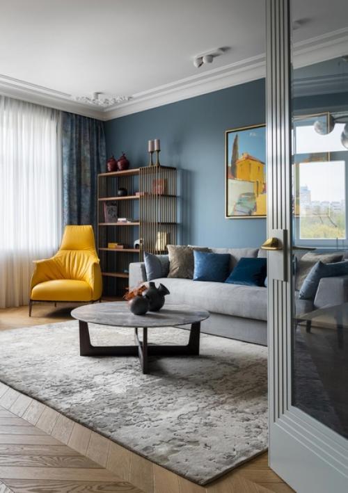 Цвет и искусство стали главными составляющими интерьера этой квартиры. 04