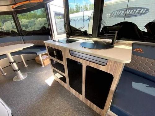 Стильно отправляйтесь на природу с этим исключительным туристическим прицепом 2021 Airstream Basecamp 20x. 07