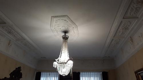 Зеленый хрусталь люстры в старинном интерьере.