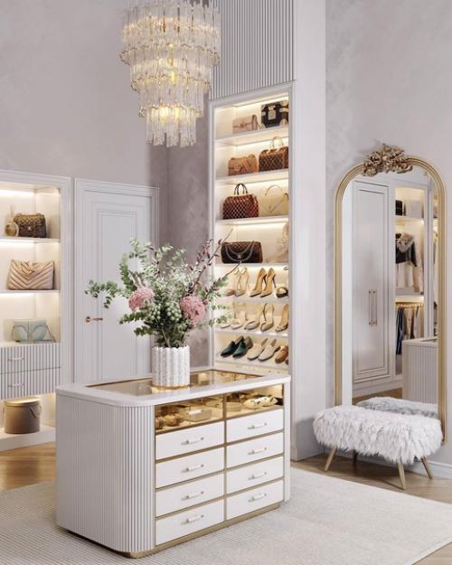 Давно у нас не было просторных гардеробных: чтобы у обуви и сумок отдельные полки, и остров посередине. 07