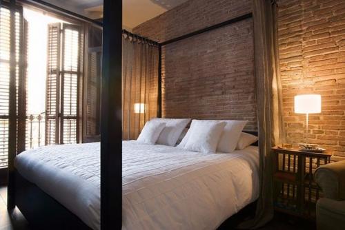 Квартира площадью 85 м 2, расположенная в старинной части Барселоны, всего в нескольких шагах от архитектуры гауди. 06