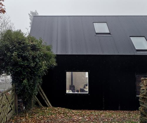 Кейт Дарби и Дэвид Коннор создали оригинальный дом, соединив в нем часть старого коттеджа 18 века с новой основой. 07