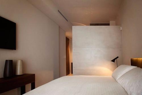 Интерьер квартиры, разработанный итальянским дизайнером Fabio Fantolini. 07