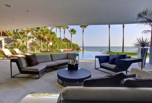 Дизайн виллы был завершен в 2012 году и имеет только высококачественные материалы. 03