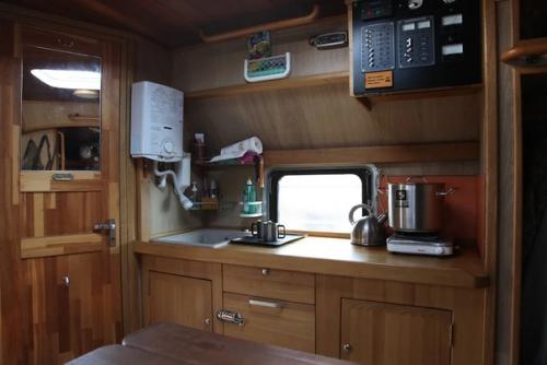 Переделал военный Урал в автодом с шикарным интерьером и путешествует с собакой. 04