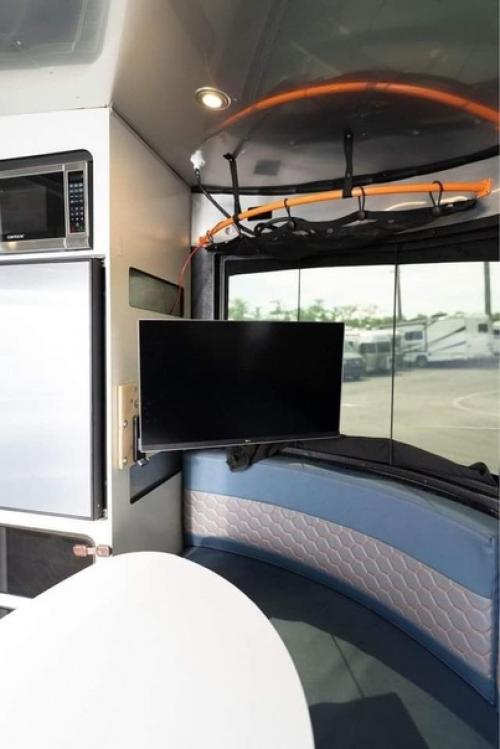 Стильно отправляйтесь на природу с этим исключительным туристическим прицепом 2021 Airstream Basecamp 20x. 02