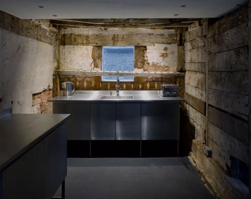 Кейт Дарби и Дэвид Коннор создали оригинальный дом, соединив в нем часть старого коттеджа 18 века с новой основой. 06