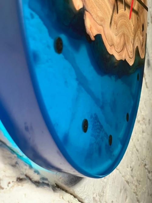 Часы из массива и эпоксидной смолы большой популярностью пользуются. 04