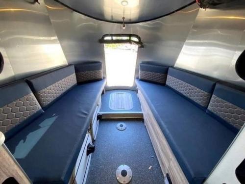 Стильно отправляйтесь на природу с этим исключительным туристическим прицепом 2021 Airstream Basecamp 20x. 05