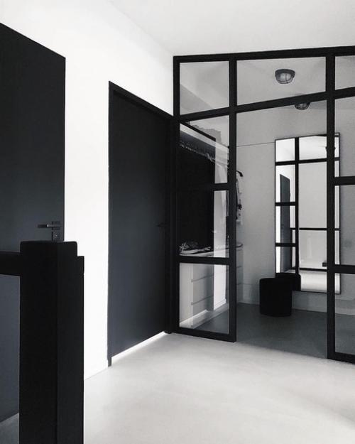 И попробуйте теперь сказать, что тотальное ч/б - это скучно! 06